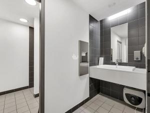 Pronájem kanceláře, Praha - Holešovice, Jankovcova, 241 m2