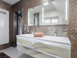 Prodej obchodního prostoru, Zeleneč, Jitrocelová, 150 m2