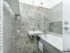 Pronájem bytu 2+1, Praha - Čakovice, Svratecká, 55 m2
