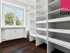 Prodej atypického bytu, Ostrov, Hlavní třída, 141 m2