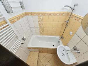 Pronájem bytu 3+kk, Praha - Záběhlice, Bělčická, 60 m2