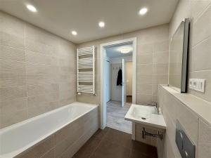 Pronájem bytu 2+kk, Praha, Kolbenova, 50 m2