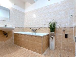 Prodej bytu 2+kk, Praha - Troja, K Haltýři, 66 m2