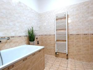 Prodej bytu 2+kk, Praha - Troja, K Haltýři, 66 m2