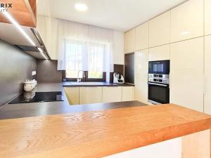 Pronájem rodinného domu, Králův Dvůr, Na Lucberku, 270 m2