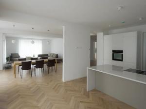 Pronájem bytu 6+kk a větší, Praha - Bubeneč, Na Marně, 273 m2