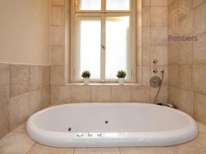 Pronájem bytu 1+kk, Praha - Smíchov, Na Valentince, 48 m2