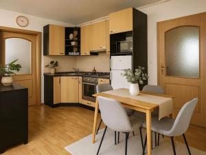 Pronájem bytu 2+kk, Praha - Nebušice, 45 m2