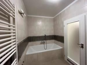 Pronájem bytu 4+kk, Praha - Holešovice, U Uranie, 90 m2