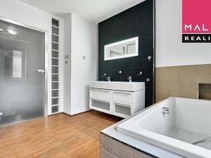 Prodej bytu 3+1, Ostrov, Hlavní třída, 76 m2