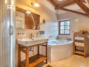 Prodej rodinného domu, Bříství, 375 m2