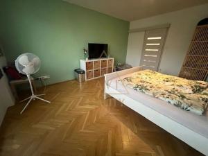 Pronájem bytu 1+1, Praha - Podolí, Jeremenkova, 28 m2