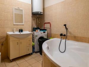 Prodej činžovního domu, Sadská, Husova, 306 m2