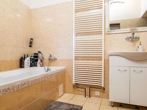 Prodej činžovního domu, Sadská, Husova, 306 m2