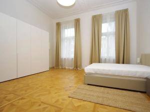 Pronájem bytu 2+1, Praha - Nové Město, Bolzanova, 92 m2