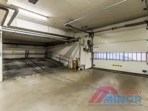 Pronájem garážového stání, Praha - Libeň, Na žertvách, 13 m2