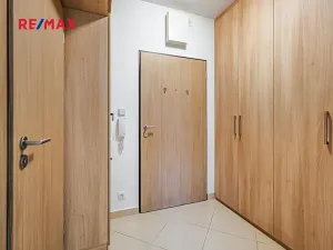 Pronájem bytu 1+kk, Praha - Horní Měcholupy, Padovská, 35 m2