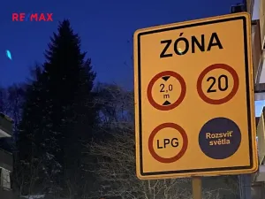 Pronájem garážového stání, Praha - Smíchov, Tomkova, 12 m2