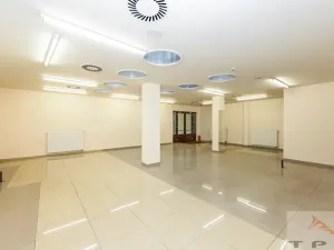 Prodej obchodního prostoru, Karlovy Vary, Divadelní náměstí, 100 m2