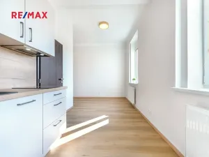 Pronájem bytu 1+kk, Praha - Libeň, náměstí Dr. Václava Holého, 27 m2
