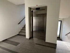 Pronájem bytu 1+kk, Praha - Libeň, V mezihoří, 35 m2