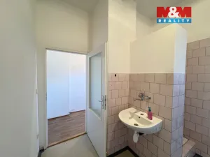 Pronájem obchodního prostoru, Krnov - Pod Bezručovým vrchem, Bezručova, 23 m2
