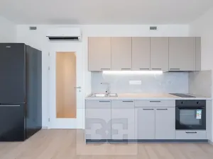Pronájem bytu 1+kk, Praha - Hloubětín, Poděbradská, 32 m2