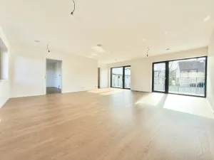 Prodej bytu 4+kk, Praha - Holyně, náměstí Pod lípou, 127 m2