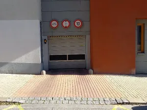 Pronájem garážového stání, Praha - Žižkov, Jeseniova, 14 m2