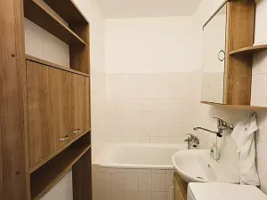 Pronájem bytu 2+kk, Praha - Kobylisy, Frýdlantská, 43 m2