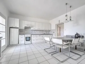 Prodej kanceláře, Křižanov, Benešovo náměstí, 530 m2