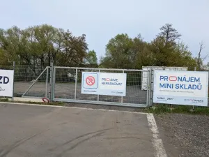 Pronájem komerčního pozemku, Bavoryně, 300 m2