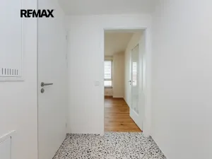 Pronájem bytu 1+kk, Praha - Radlice, U Komína, 37 m2