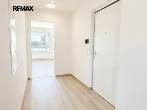 Pronájem bytu 2+kk, Praha - Hloubětín, Waltariho, 54 m2
