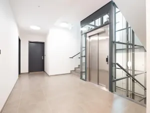 Pronájem bytu 2+kk, Praha - Karlín, Pobřežní, 30 m2