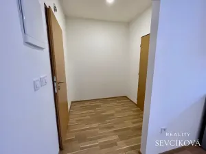 Pronájem bytu 1+kk, Holice, náměstí T. G. Masaryka, 28 m2
