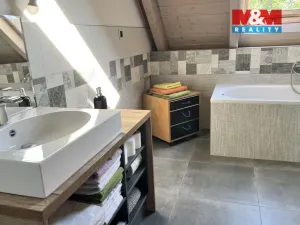 Prodej rodinného domu, Knovíz, 214 m2