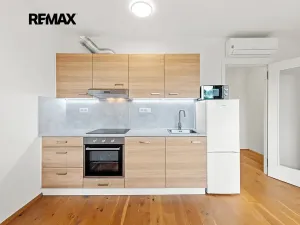 Pronájem bytu 1+kk, Praha - Vinohrady, Perucká, 27 m2