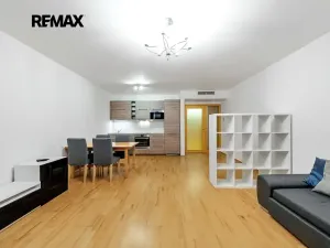 Pronájem bytu 1+kk, Praha - Žižkov, Ke kapslovně, 53 m2