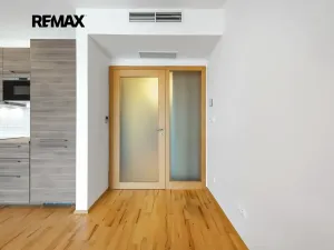 Pronájem bytu 1+kk, Praha - Žižkov, Ke kapslovně, 53 m2