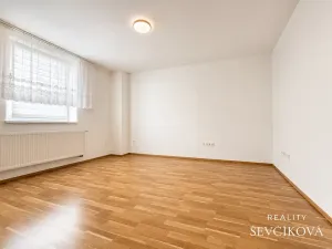 Pronájem bytu 1+kk, Holice, náměstí T. G. Masaryka, 28 m2
