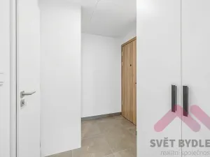 Pronájem bytu 1+kk, Praha - Modřany, Komořanská, 37 m2