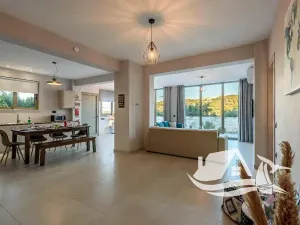 Prodej bytu 6+kk a větší, Stalos, Řecko, 373 m2