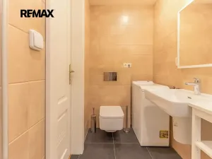 Pronájem bytu 1+kk, Praha - Smíchov, Zborovská, 35 m2