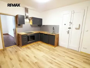 Pronájem bytu 3+1, Praha - Nové Město, Karlovo náměstí, 79 m2
