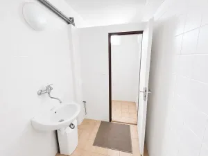 Pronájem obchodního prostoru, Praha - Horní Počernice, Komárovská, 210 m2