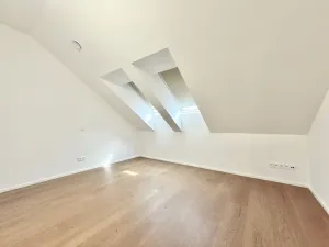 Prodej bytu 5+kk, Praha - Holyně, náměstí Pod lípou, 152 m2