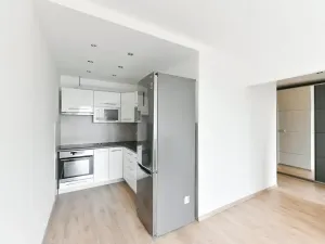 Pronájem bytu 2+kk, Praha - Kobylisy, Famfulíkova, 44 m2