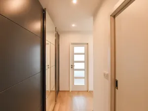 Pronájem bytu 2+kk, Praha - Kobylisy, Famfulíkova, 44 m2