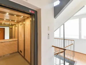 Pronájem bytu 2+kk, Praha - Kobylisy, Famfulíkova, 44 m2